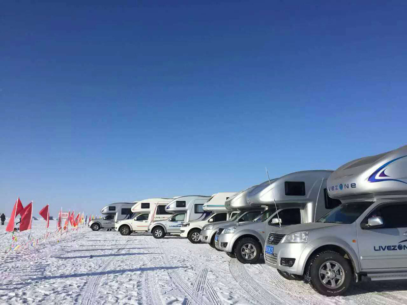 踏雪前行，房車也能雪地越野