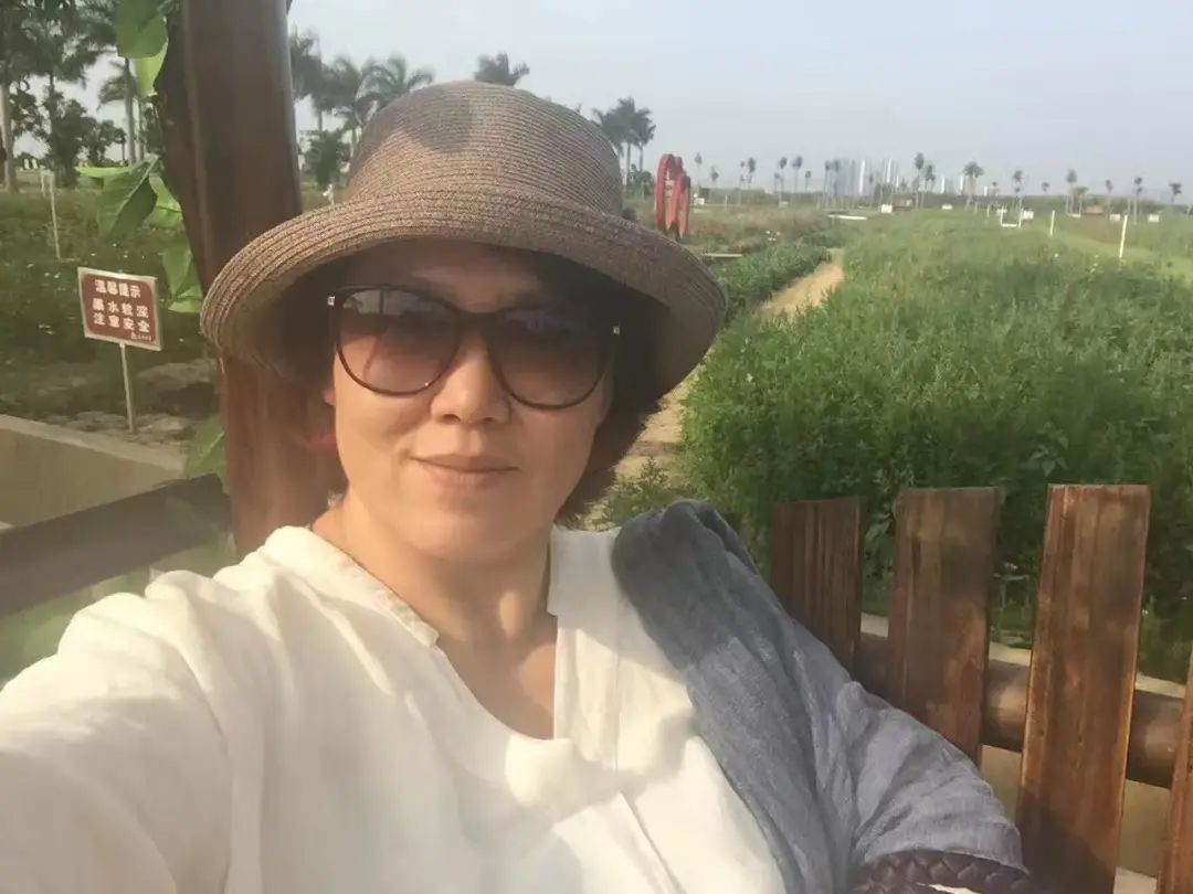 58歲的她，自駕房車旅居，一人兩犬，活成了自己喜歡的樣子