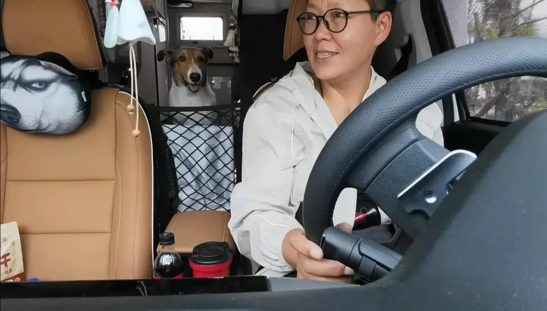 58歲的她，自駕房車旅居，一人兩犬，活成了自己喜歡的樣子